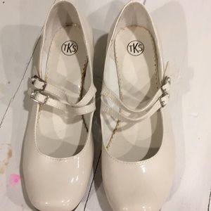 Girls cream colored dress shoes